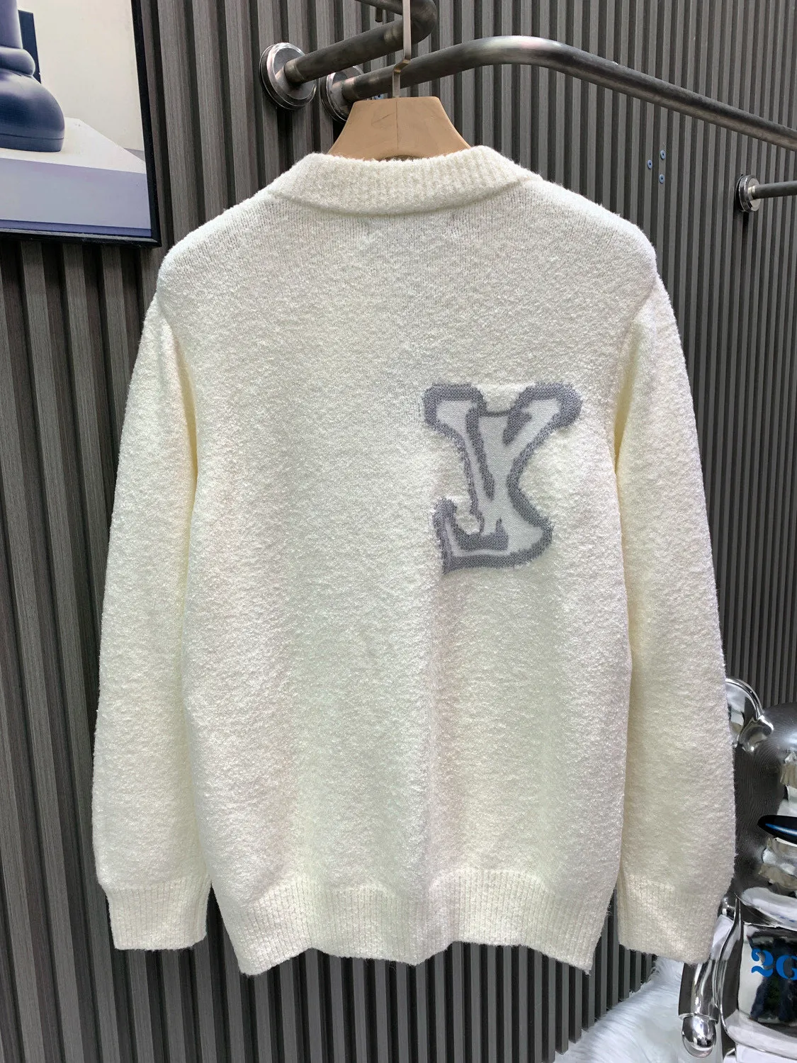 🅿️400 🀄️ Louis Vuitton 1v 24FW mirrored logo intarsia sweater. Original purchase: 10,900. Custom-woven and dyed sheep wool 55%, yak hair 21%, nylon 20%, spandex 4% wool loop yarn. The yarn has high ductility and good elasticity. It is different from the non-elastic version on the market. The special washing process is very soft and skin-friendly. Positive 3-needle knitting process. The thickness of each stitch of the inlay on the clothing logo is consistent with ZP. The back logo is a mirror intarsia. A high-elastic elastic band is added in the middle of the thread at the neckline. The upper body is soft, breathable, and skin-friendly. It is not easy to deform when washed. The upper body is skin-friendly and versatile. Wear it in front of others. A powerful autumn and winter item.